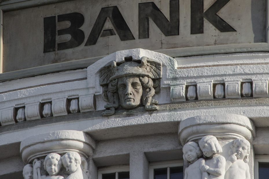 Statue sur l'entrée d'une banque prestigieuse