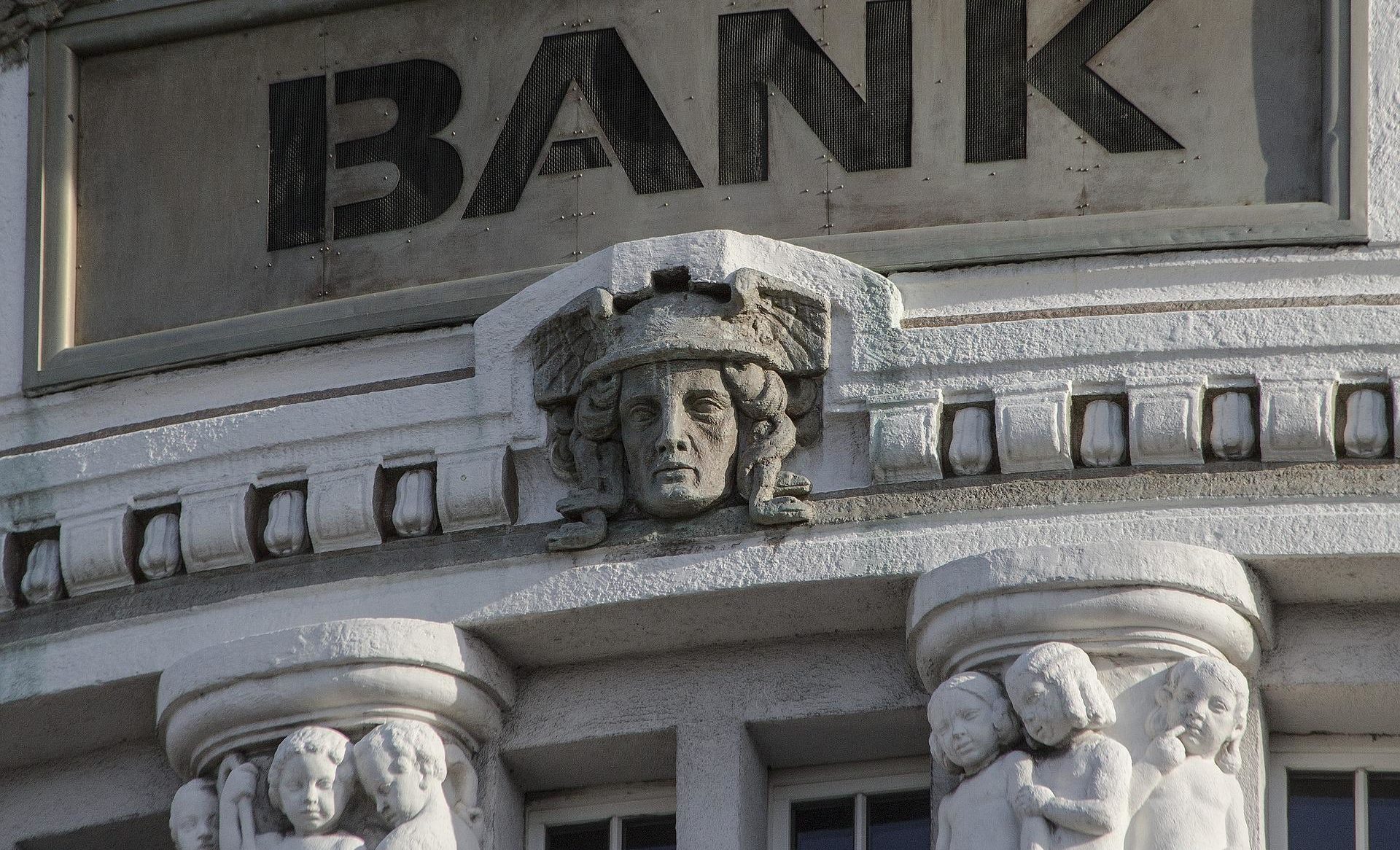 Statue sur l'entrée d'une banque prestigieuse