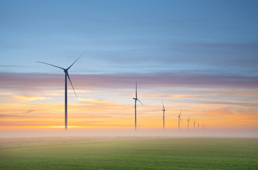 L'image d'éoliennes en pleine nature illustre parfaitement le potentiel du Private Equity responsable à investir dans des projets d'énergies renouvelables, contribuant ainsi à la transition énergétique et à la préservation de l'environnement.